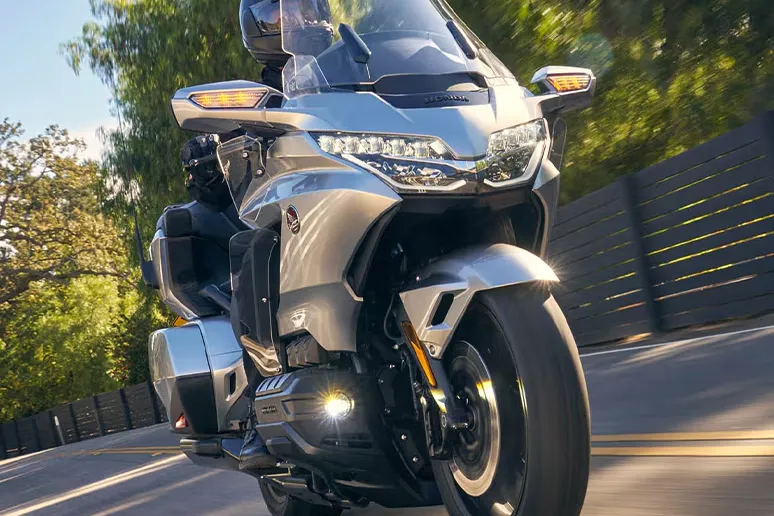 Motocicleta de turismo tomando una curva en carretera